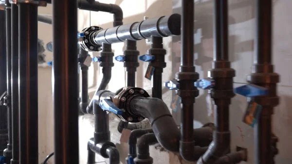 چگونه طراحی صحیح خطوط لوله می‌تواند عمر اتصالات فولادی را افزایش دهد؟